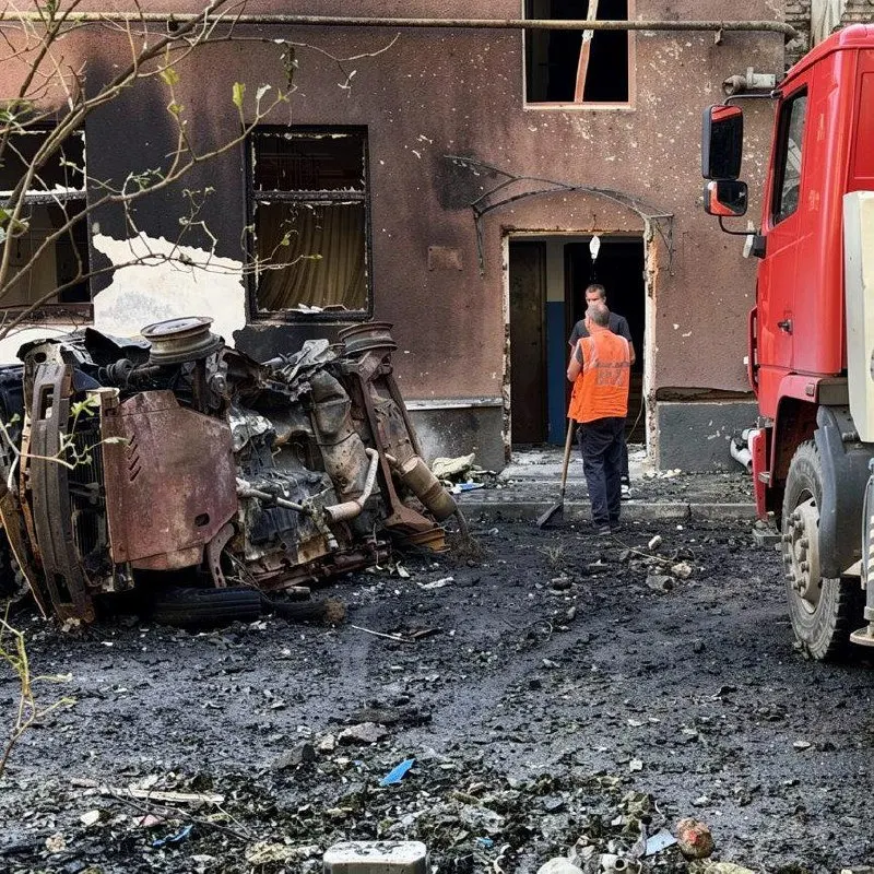 В Белгороде убирают сгоревшие автомобили, осколки и разбитые стекла после ночного удара беспилотников. Частично жильцов разместили в пунктах временного размещения — 12 человек остались там на ночь.