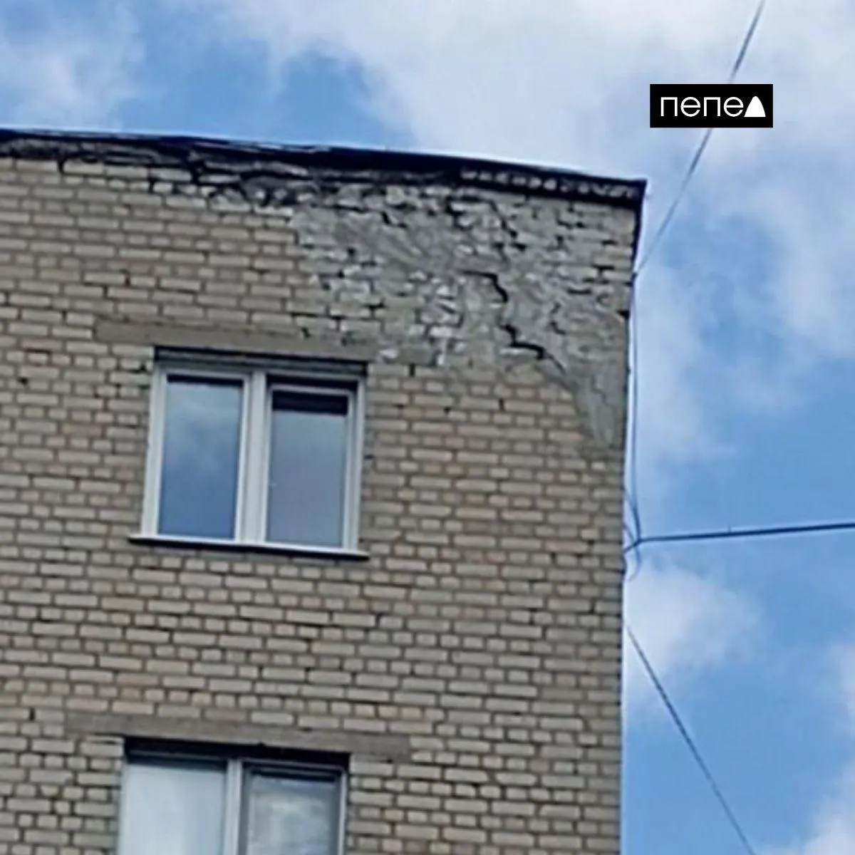Почти девять месяцев после попадания беспилотника в дом на Степной, 6 капитальный ремонт не завершён: крыша недоделана, в квартирах при дождях появляются протечки, по фасаду идут трещины, жильцы опасаются плесени и обвала частей здания.