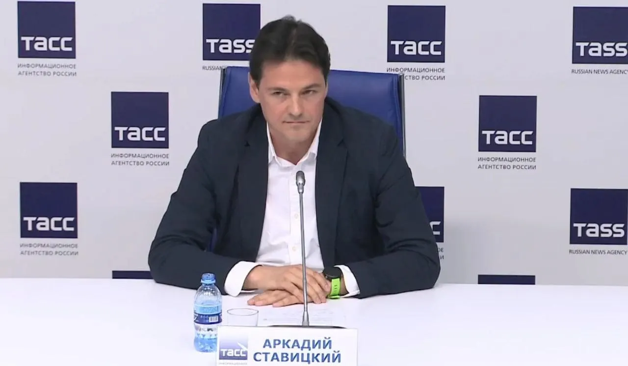 Аркадия Ставицкого заключили под стражу в Москве: ему предъявлено обвинение в коммерческом подкупе, арестовано имущество. Следствие считает, что он передал откат в 162 млн рублей при заключении завышенного контракта.