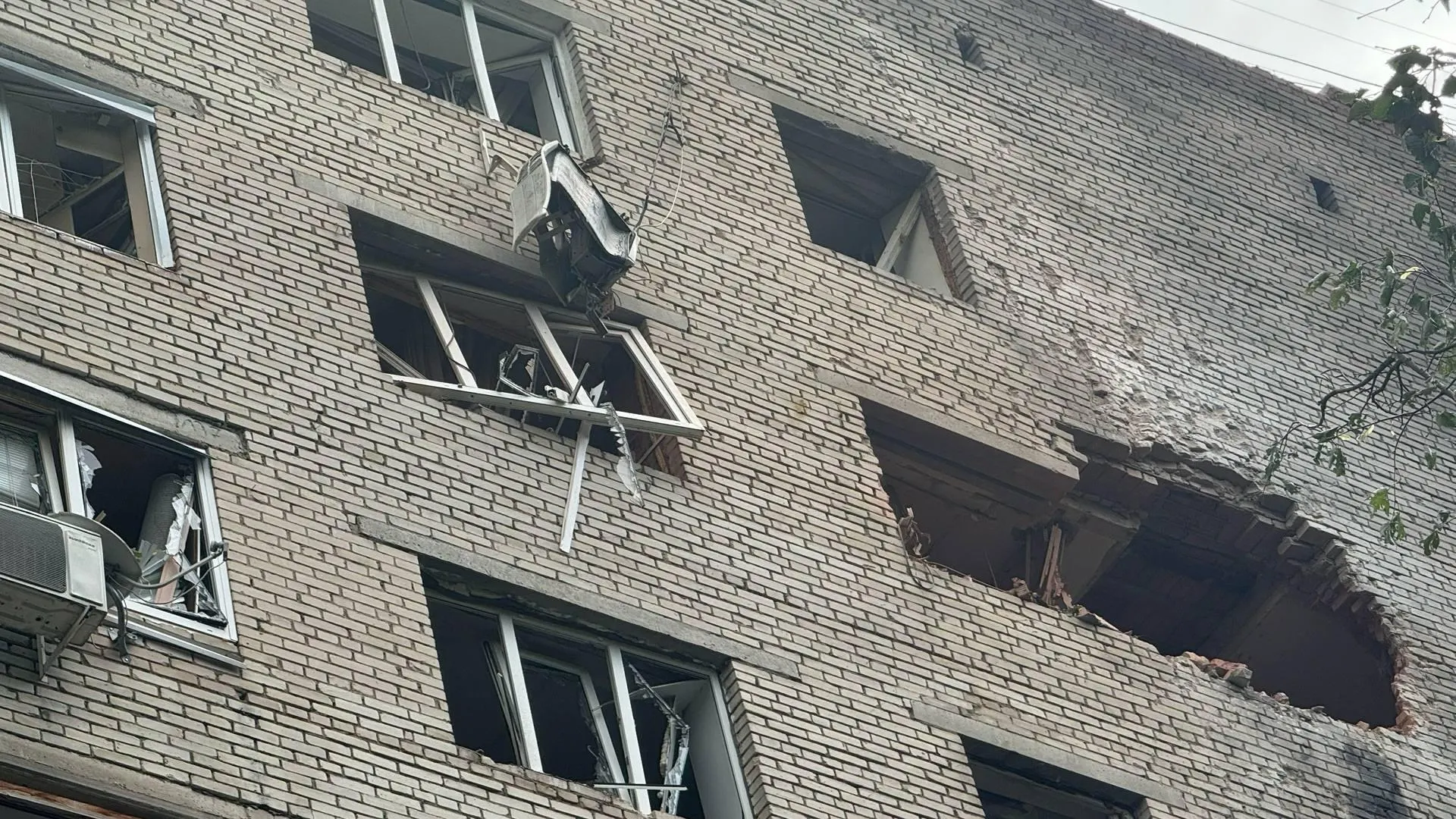 В доме на Банковской в Солнечногорске произошёл удар беспилотника: два ребёнка получили помощь, для жильцов открыли пункт временного размещения, УК начала уборку и восстановительные работы.