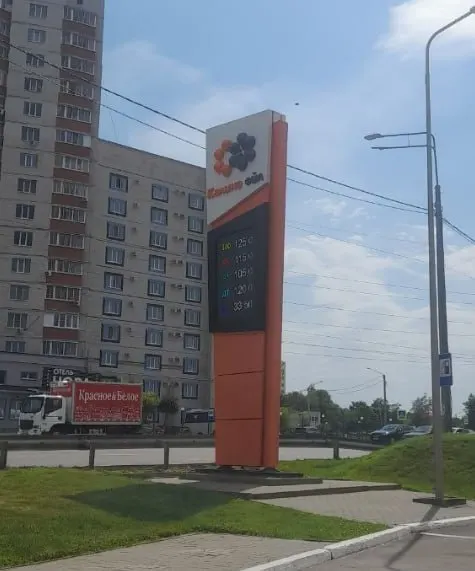 Житель Воронежа сообщил, что после объезда автозаправок не нашёл бензин — в продаже остался лишь 92‑й. К сообщению прилагается фото с актуальными ценами, сделанное в выходные.