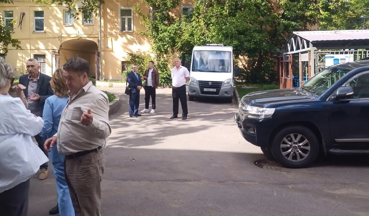Градозащитники заявляют, что на пресс‑конференцию о сокращении охранной зоны усадьбы Сергея Есенина были завезены люди, мешавшие обсуждению. Жители говорят, что из‑за ограничений в течение 20 лет не могут оформить и отремонтировать дома в 42 населённых пунктах.