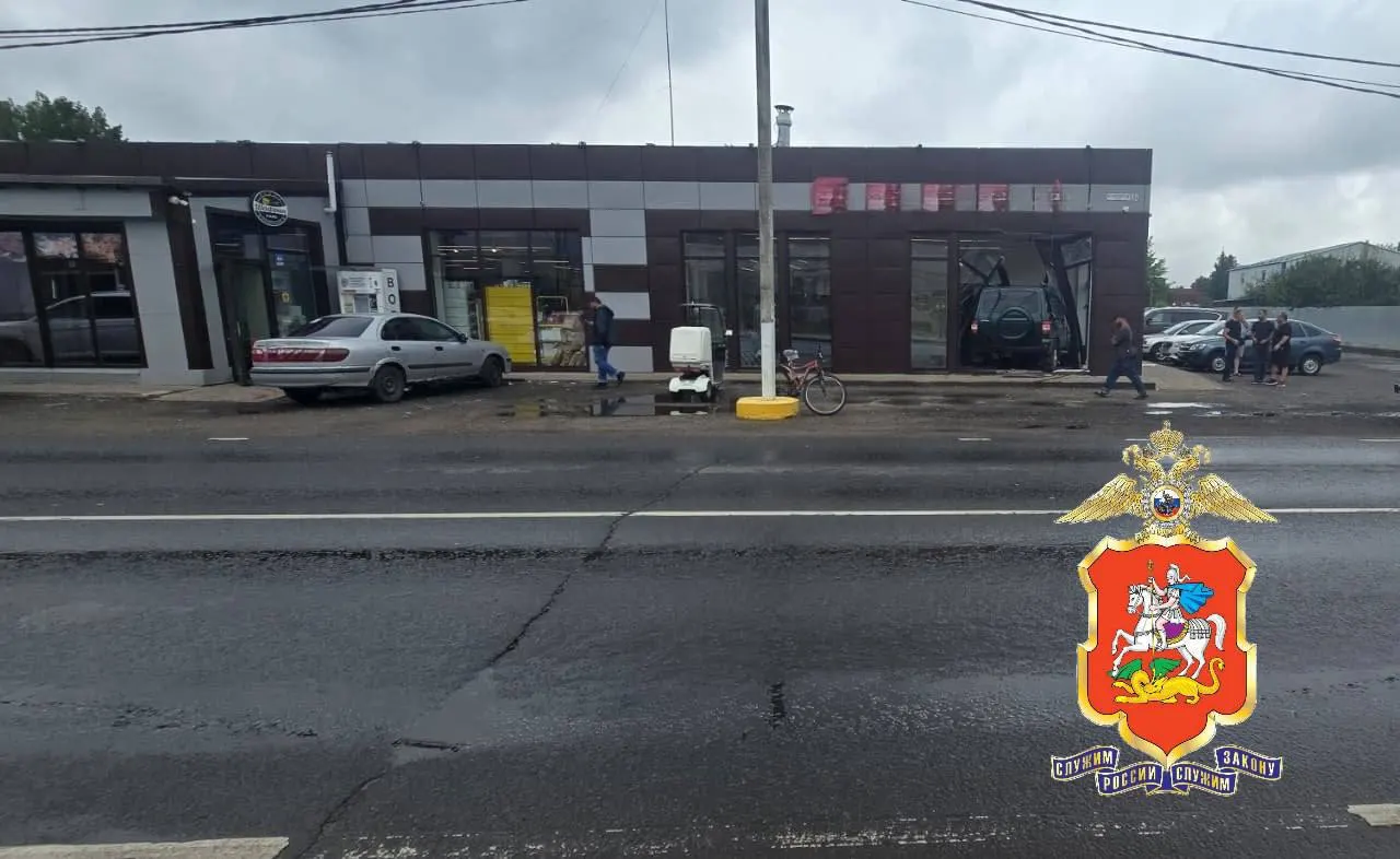 В Подмосковье на Колхозной улице после столкновения с попутным автомобилем водитель УАЗа врезался в здание магазина — пострадавшую доставили в больницу.