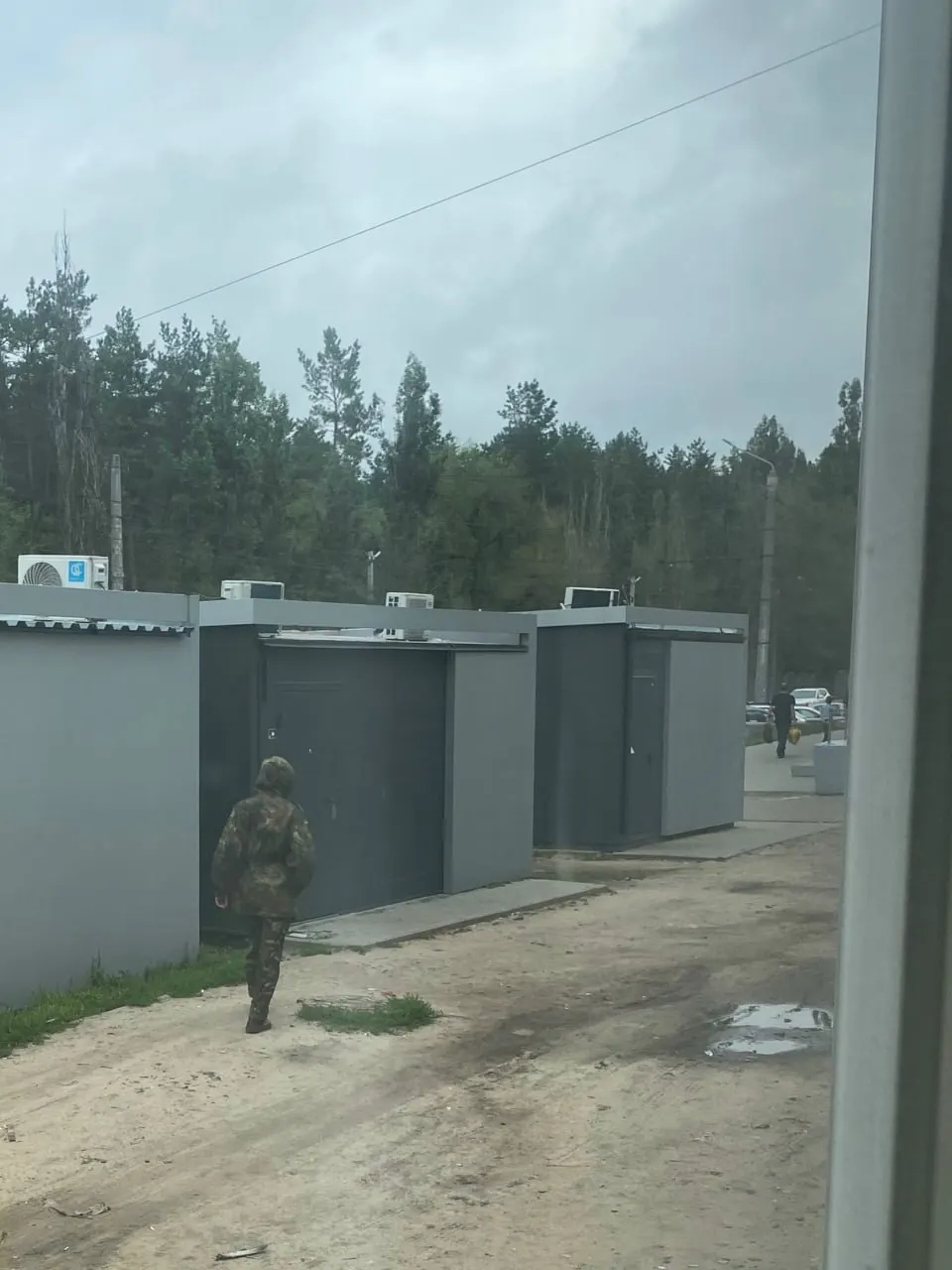 В одном из магазинов у парка Танаис конфликт из‑за нашивки с флагом Германии закончился тем, что парень достал пистолет и направил его в лицо оппоненту; пострадавший обратился в полицию.