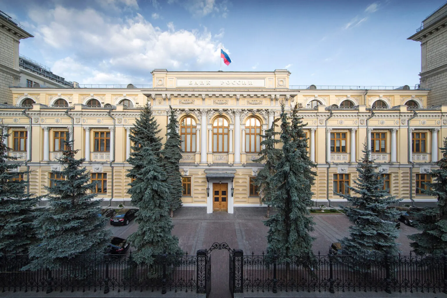 Центробанк ухудшил среднесрочный прогноз: ожидаемый рост экономики на 2026 год понижен до 0–1%, инфляция заложена на уровне 6–7%. Регулятор объясняет пересмотр ухудшением внешних условий, топливным кризисом и усилением давления на госфинансы.
