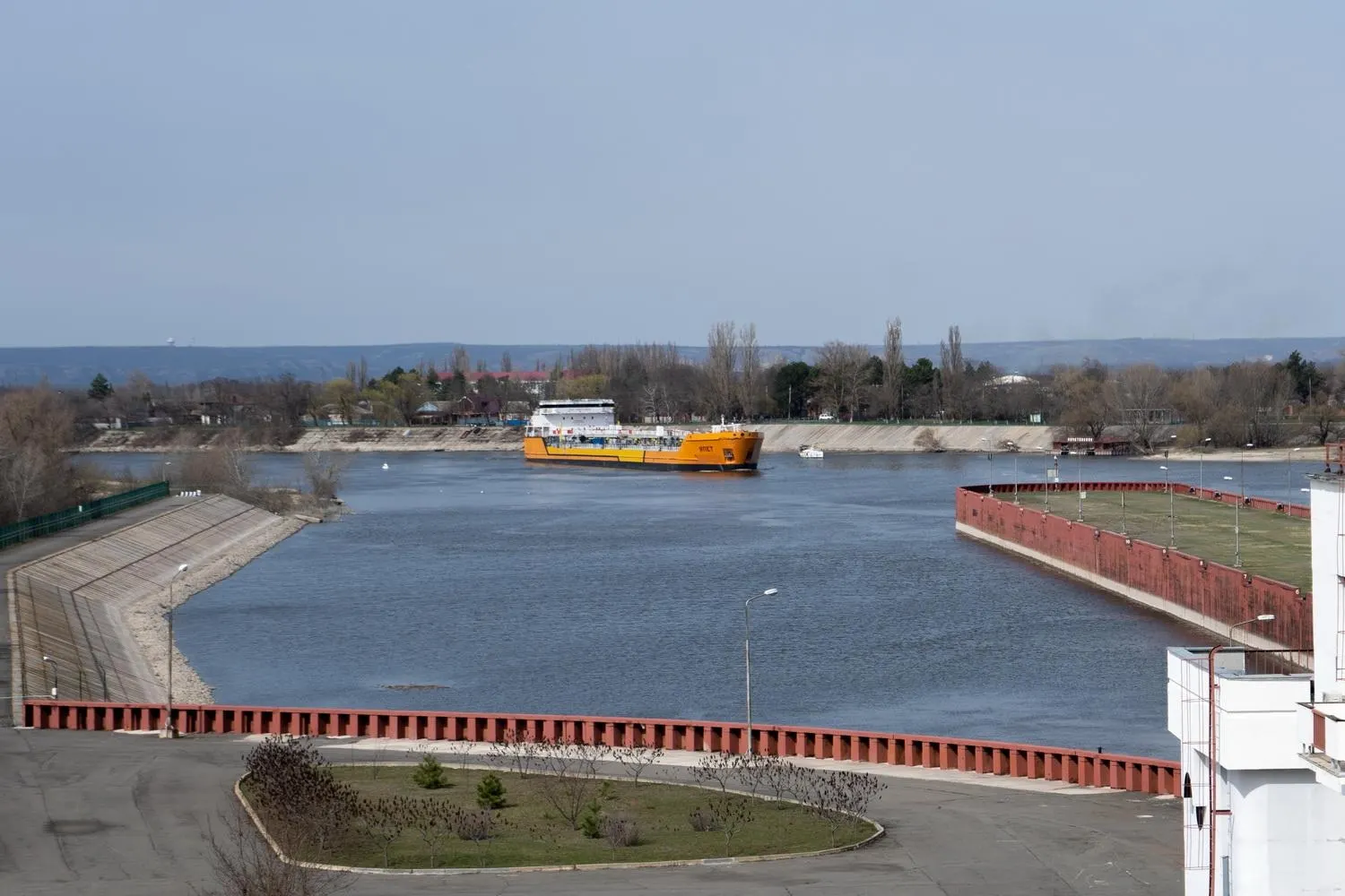 Из‑за ударов беспилотников по танкерам временно остановлено движение по каналу; это может затронуть до четверти вывоза пшеницы через Азовское море и вызвать перебои с поставками топлива в Крыму.