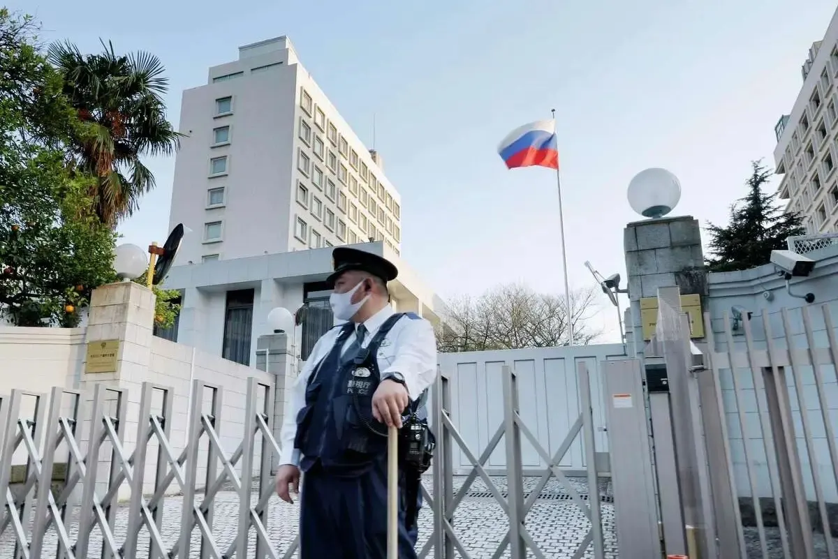 Сотрудники 20‑го управления ГРУ якобы действуют в Японии под прикрытием, налаживая поставки чувствительной электроники и оборудования в Россию через третьи страны и логистических посредников.