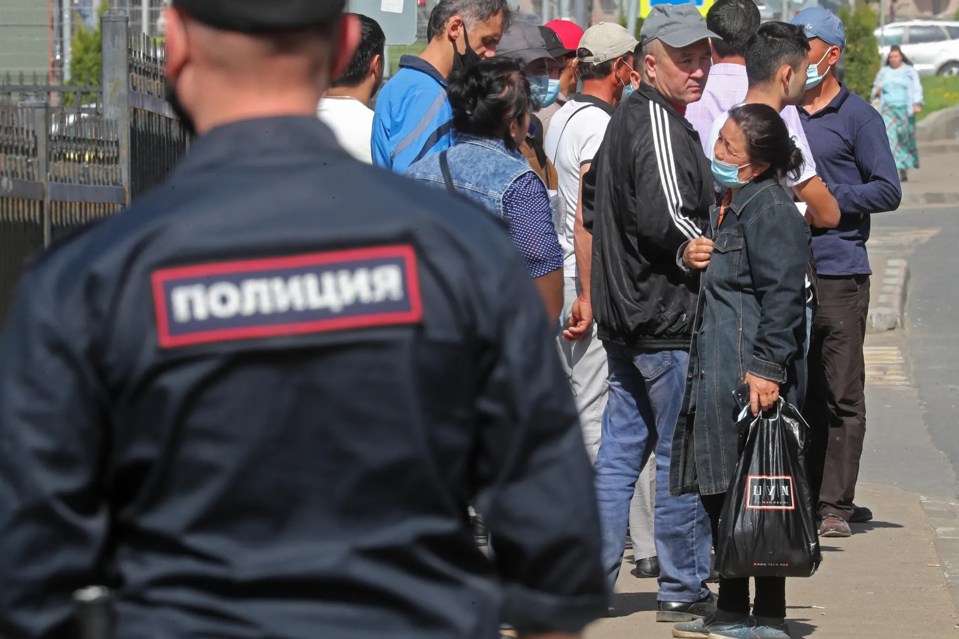 Правительство подготовило поправки, которые расширяют перечень правонарушений, влекущих за собой обязательное выдворение иностранных граждан, добавив дискриминацию и неповиновение пограничнику.