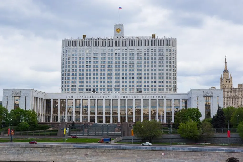Законопроект позволяет заключать военные контракты с людьми с судимостью или обвиняемыми по ряду статей УК в период мобилизации и военного времени, при этом сохраняются запреты для ряда тяжких преступлений и преступлений против несовершеннолетних.