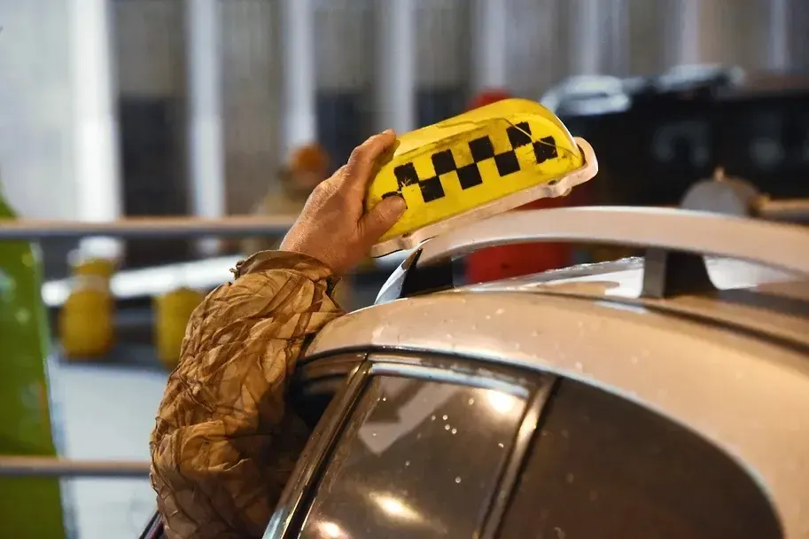 В распоряжении правительства прописано расширение реестра автомобилей, разрешённых для использования в такси: в список добавлены шесть китайских моделей, которые собирают на заводах в Калининграде и Калуге. Попасть в реестр можно по уровню локализации или при производстве по СПИК.
