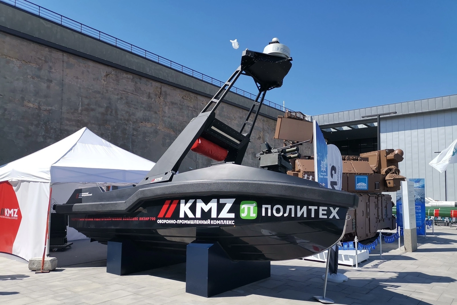 Россия демонстрирует новые безэкипажные катера, но массовое применение этих систем пока сдерживается ограничениями целей, проблемами связи и сомнениями в их эффективности.