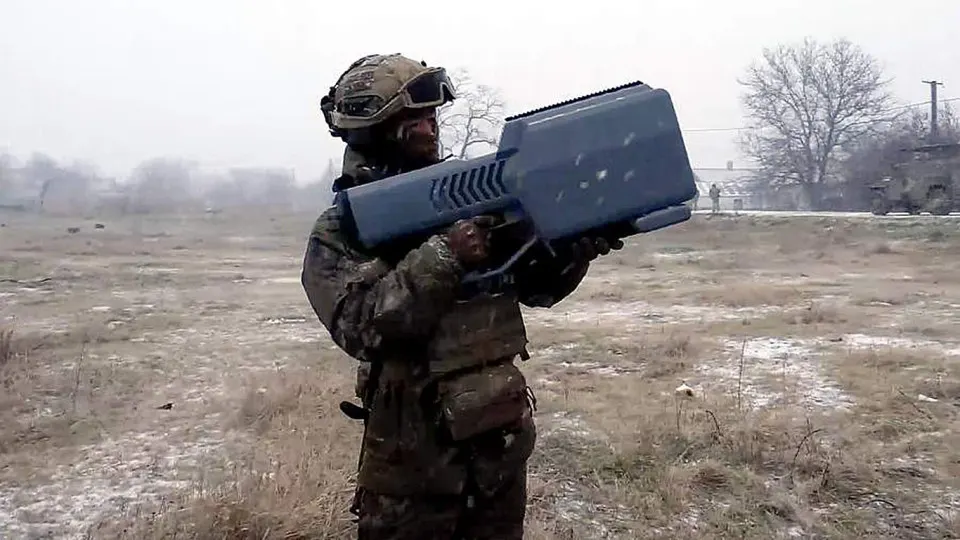 Техдиректора обвиняют в контрабанде военной техники, множественных эпизодах мошенничества, отмывании средств и уклонении от таможенных платежей после поставок неработающих комплексов обнаружения и подавления БПЛА, закупленных для Росгвардии.