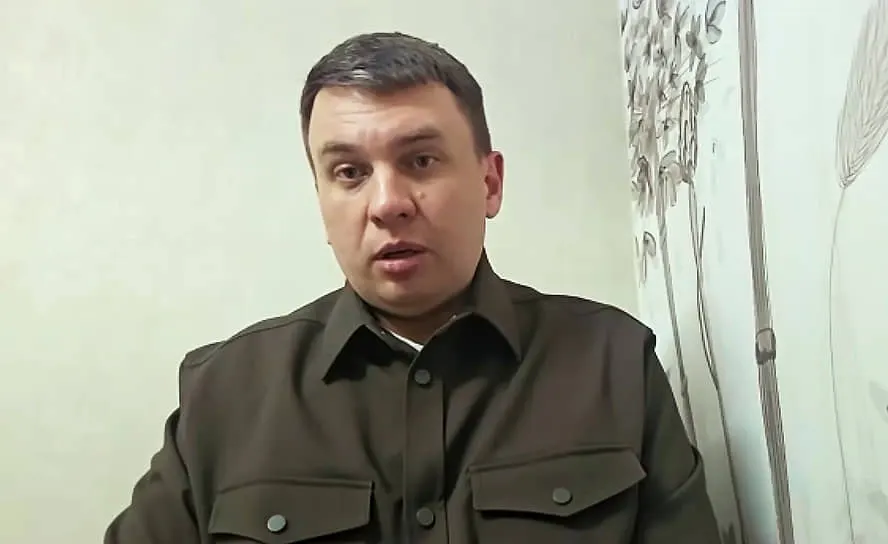 Басманный суд арестовал Ремесло на два месяца по обвинению в «фейках» об армии. Источник из медицинской среды сообщил о назначенной стационарной психолого‑психиатрической судебной экспертизе; адвокат подтверждает его нахождение в Институте Сербского.