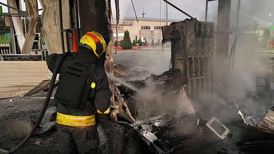 В ночь на 1 июля беспилотники поразили объекты в Днепропетровской области: пострадали пять автозаправок, на местах возникли пожары, одна женщина погибла. Одновременно в России наблюдается резкое сокращение выпуска бензина и рост цен — власти начали экстренный импорт топлива.