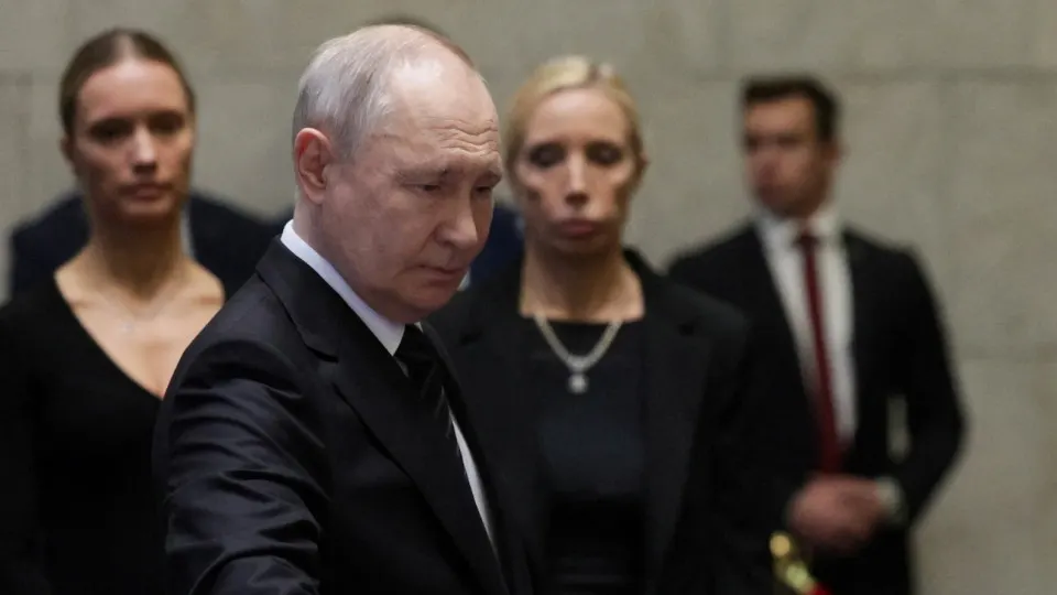 По сведениям из федеральных и региональных органов власти рассматривается вариант введения военного положения после сентябрьских выборов в Государственную Думу. Перечислены возможные ограничения, триггеры и сопутствующие меры.