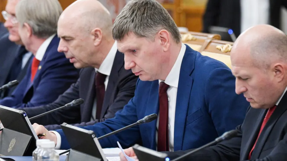 По итогам пяти месяцев ВВП прибавил 0,2%. Экономика демонстрирует сегментацию: бурный рост в Москве и в гособоронзаказе сочетается с общей стагнацией, падением инвестиций и рисками из‑за обвала цен на нефть.