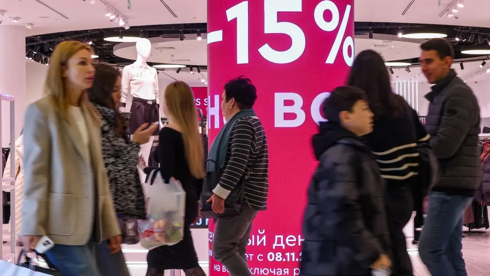 Исследования показывают, что средний трафик в ТЦ упал на 27% с 2019 по 2026 год: покупатели реже покупают одежду и обувь, зарубежные бренды сокращают присутствие, а девелоперы уменьшают масштабы новых проектов.