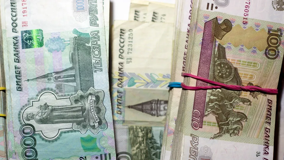 С начала июля население и компании активно забирают деньги из банков: за две первые недели месяца объём наличности в обращении вырос на сотни миллиардов рублей, что усиливает давление на ликвидность кредитных организаций.