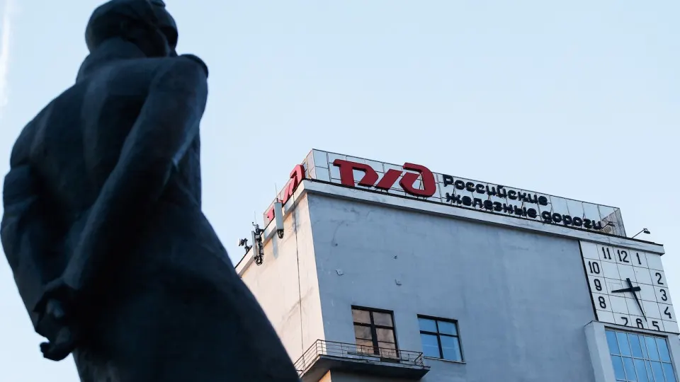 Правительство перенесло очередную индексацию тарифов железнодорожной монополии на 1 октября — меры объясняют финансовыми трудностями компании, ростом долга и необходимостью поддержки инвестпрограммы.