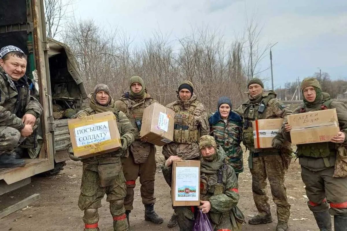 Волонтёры по всей стране сообщают о приостановке организованных рейсов и переходе на передачу грузов попутными машинами из‑за нехватки топлива и проблем на автотрассах.