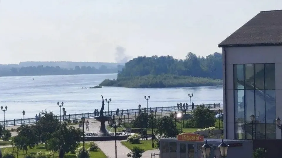 Утром 27 июля в Удмуртской Республике сообщали о серии ударов беспилотников по стратегическому нефтехранилищу и складским комплексам; пострадавших нет, введены ограничения в работе транспорта и аэропорта.