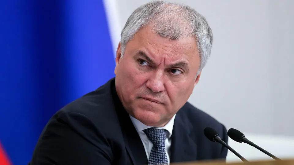 Спикер Госдумы заявил на закрытом заседании, что депутаты получают заметно меньше министров. Для компенсации разрыва парламентариям досрочно выплатят премии на общую сумму около 2 млрд руб. — по примерно 4,5 млн руб. на депутата.