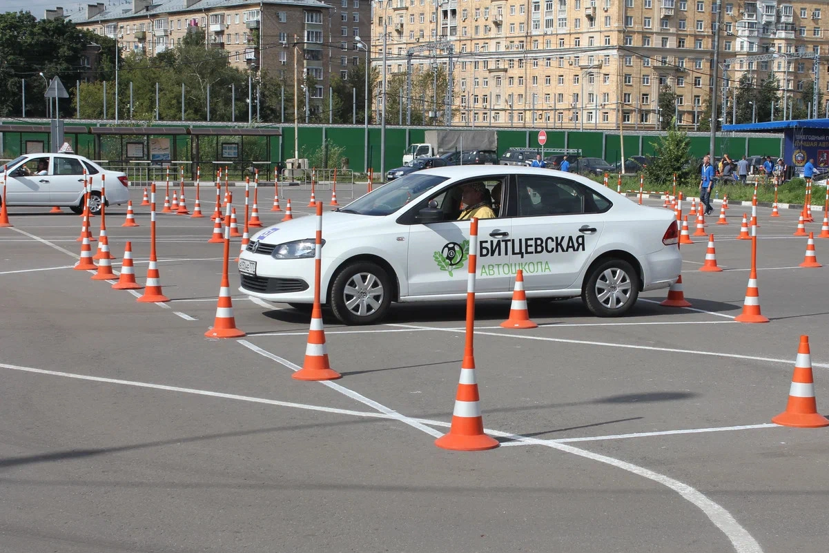 Сети автошкол в разных регионах анонсируют рост стоимости обучения — в отдельных случаях почти на 20% — и сокращение практических занятий из‑за подорожания бензина и дизеля. Часть учеников готовит жалобы, юристы уже направляют претензии.