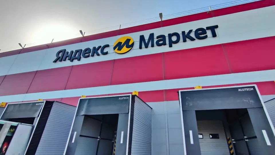 Яндекс Маркет обновил договор с продавцами: платформа снимает с себя обязанность компенсировать убытки в случаях ЧП, включая ракетные и беспилотные атаки; подобные изменения ранее ввели и другие площадки.