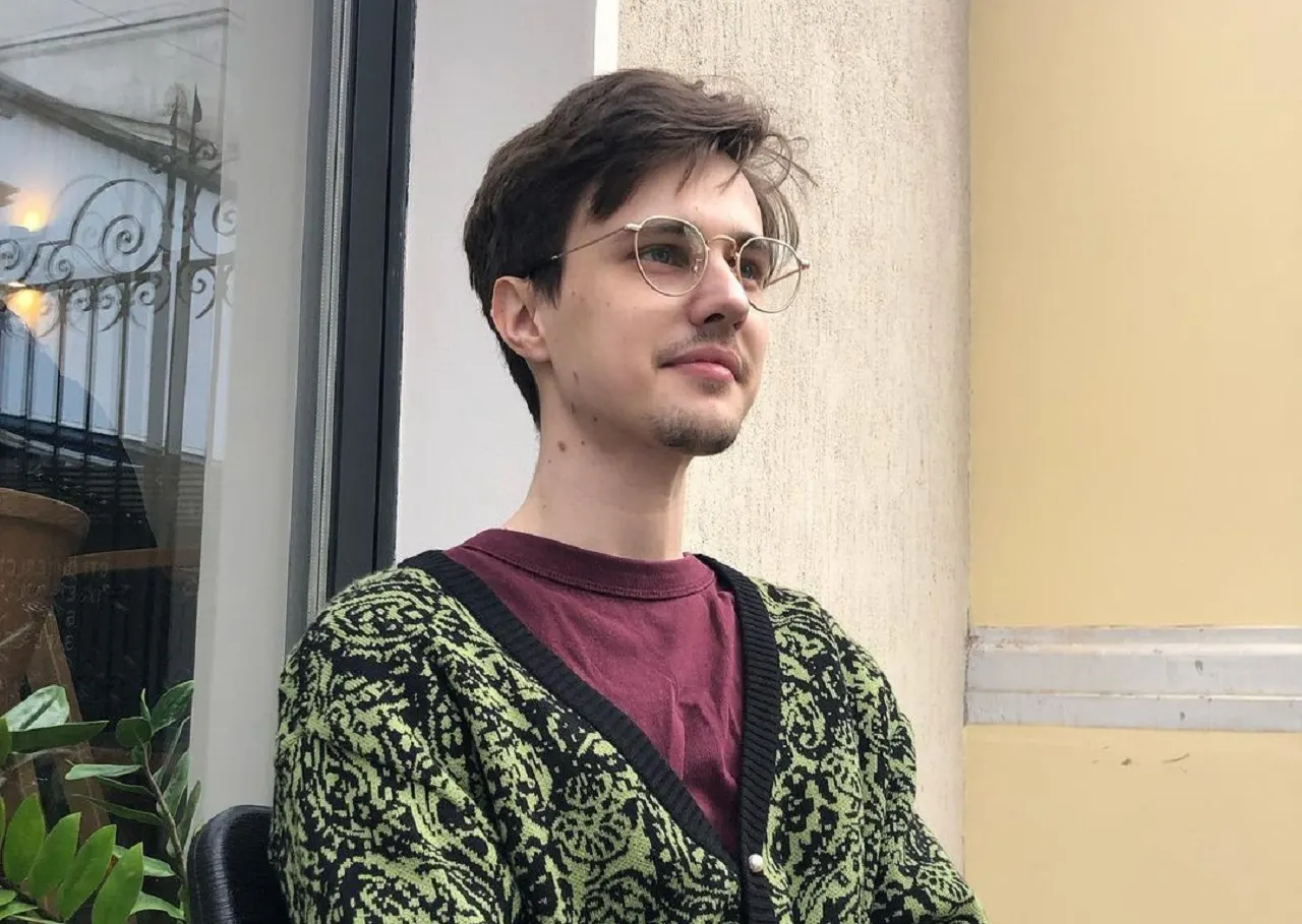 Суд Москвы заочно арестовал комика Долгополова по обвинению в реабилитации нацизма (ч. 4 ст. 354.1 УК).