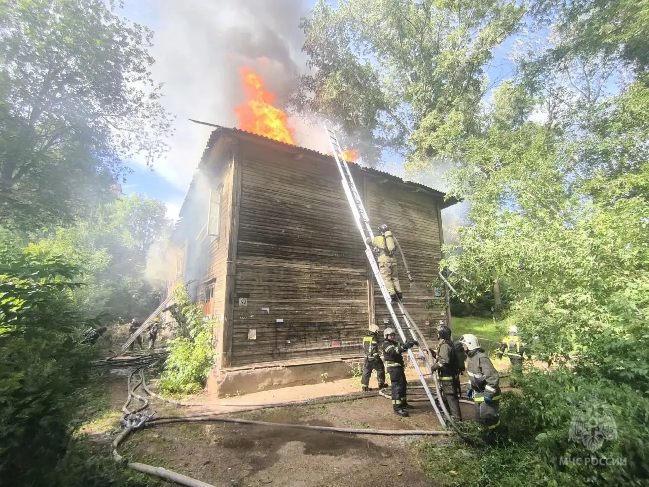 Пожар в заброшенной постройке на Гороховском переулке ликвидирован. Площадь возгорания составила около 60 квадратных метров, пострадавших нет.