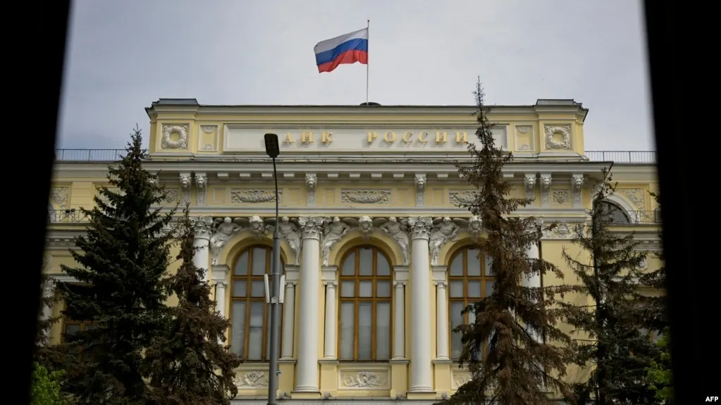 Банк России включил Bitcoin, Ethereum и USDT в перечень активов, доступных на биржах. Регулятор указал лимит в 300 тысяч рублей для неквалифицированных инвесторов и требования к тестированию перед сделками.