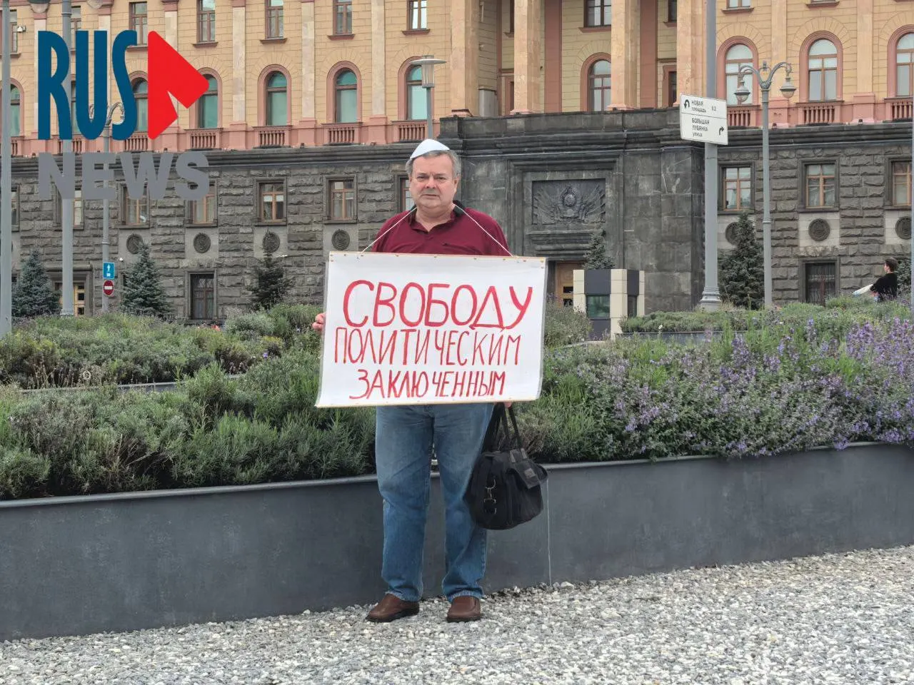 Активист Сергей Дёмин выступил у Соловецкого камня в Москве с требованием освободить политзаключённых. Дело о дискредитации ВС РФ и параллели с репрессиями 1930-х годов становятся частью очередного общественного обсуждения.