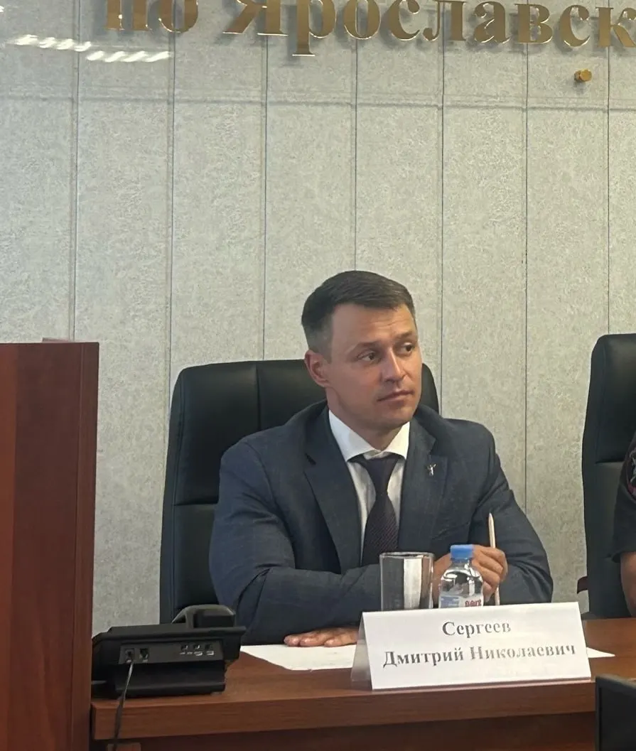 Чиновник из Ярославской области покидает должность в дорожном хозяйстве региона по собственному желанию; находится в поиске новой работы.
