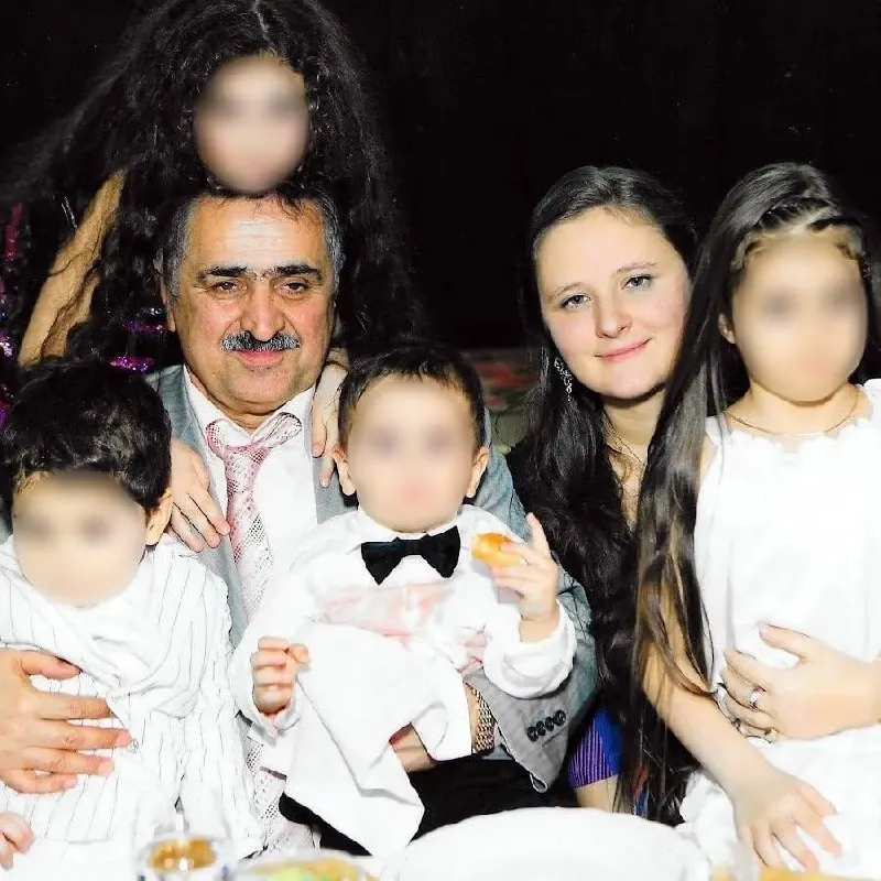 Тело 43-летней Анны Каменевой обнаружено в деревне Жуковка в Подмосковье. В доме найдены следы крови, травматический пистолет и гильзы. По подозрению задержан знакомый 17-летнего сына погибшей.