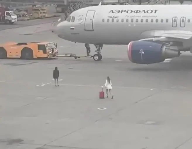 Опоздав на рейс из Шереметьево, две женщины попытались догнать самолёт, но их остановили сотрудники аэропорта и службы безопасности.