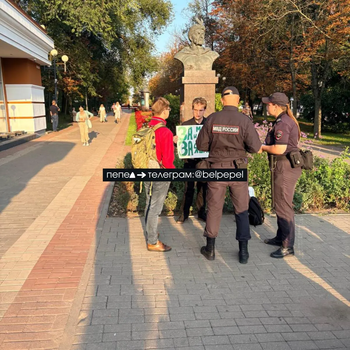 Кандидат вышел к памятнику Богдану Хмельницкому; его помощник был задержан по подозрению в краже телефона после передачи устройства для фото.