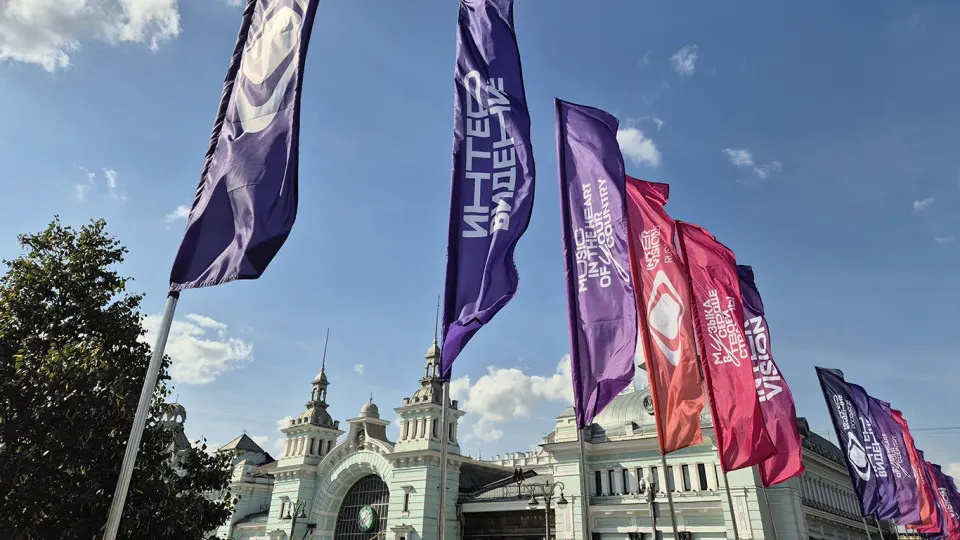 Россия обсуждает возрождение конкурса Интервидение, планируя провести его в Саудовской Аравии в 2026 году. Мероприятие привлекает участие стран-друзей, но остаются вопросы по срокам и программе.