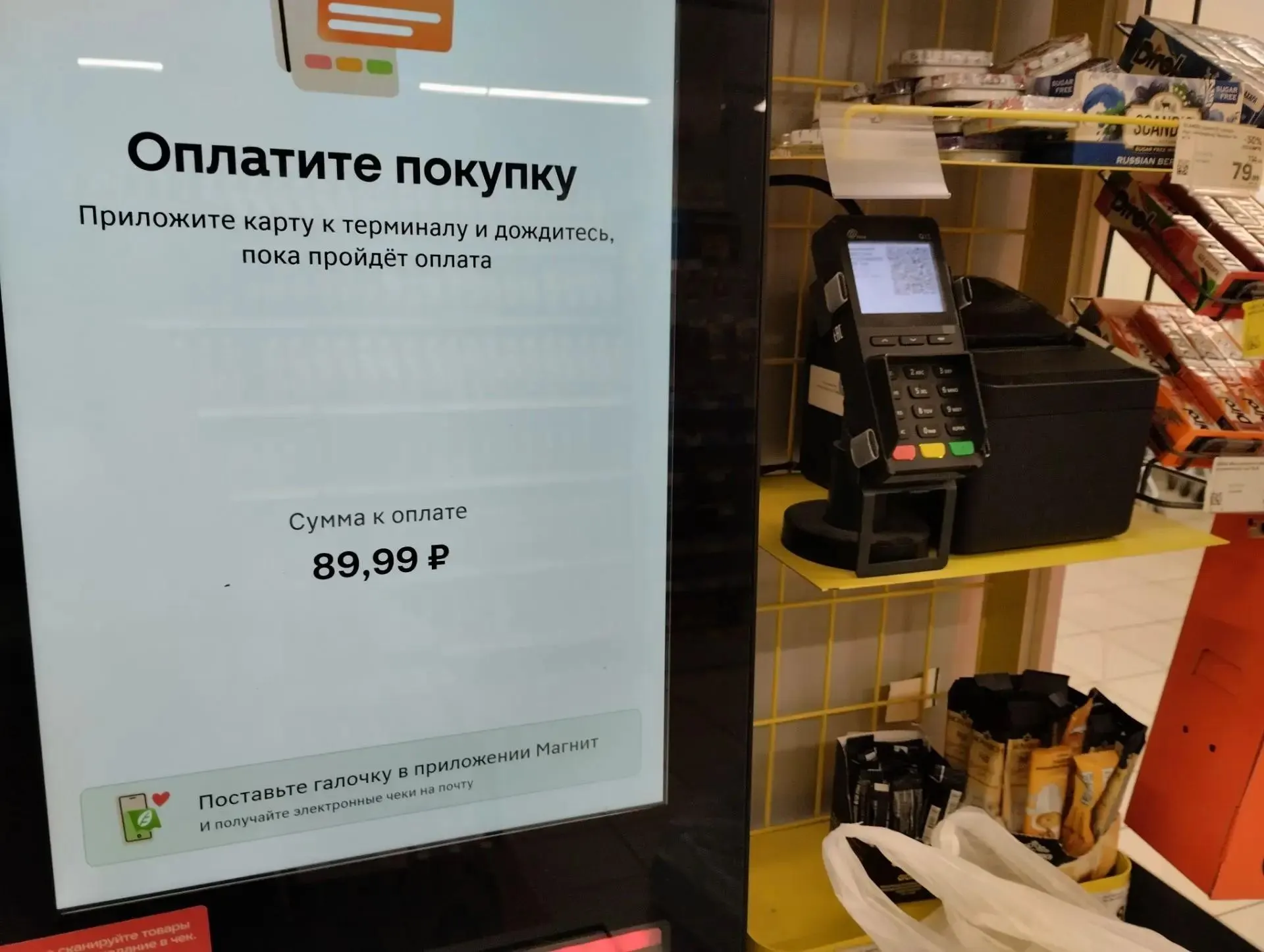 Терминалы самообслуживания становятся обычной особенностью магазинов ЦФО: число таких устройств растет, но работников по-прежнему задействуют.