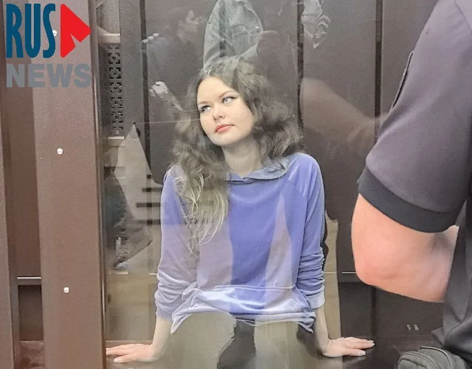 Надин Гейслер получила 22 года лишения свободы и штраф в 320 тысяч рублей по обвинениям в госизмене, финансировании терроризма и призывах против безопасности РФ, после чего переведена на строгие условия содержания.