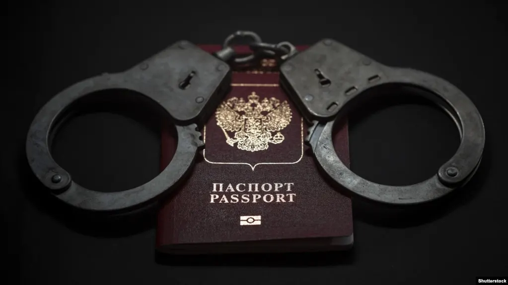 Суд Мещанского района Москвы заключил под стражу Светлану Головатенко, гражданку России, ранее проживавшую на Украине, по обвинению в государственной измене. Ранее она неоднократно подвергалась административным задержаниям за мелкие правонарушения.