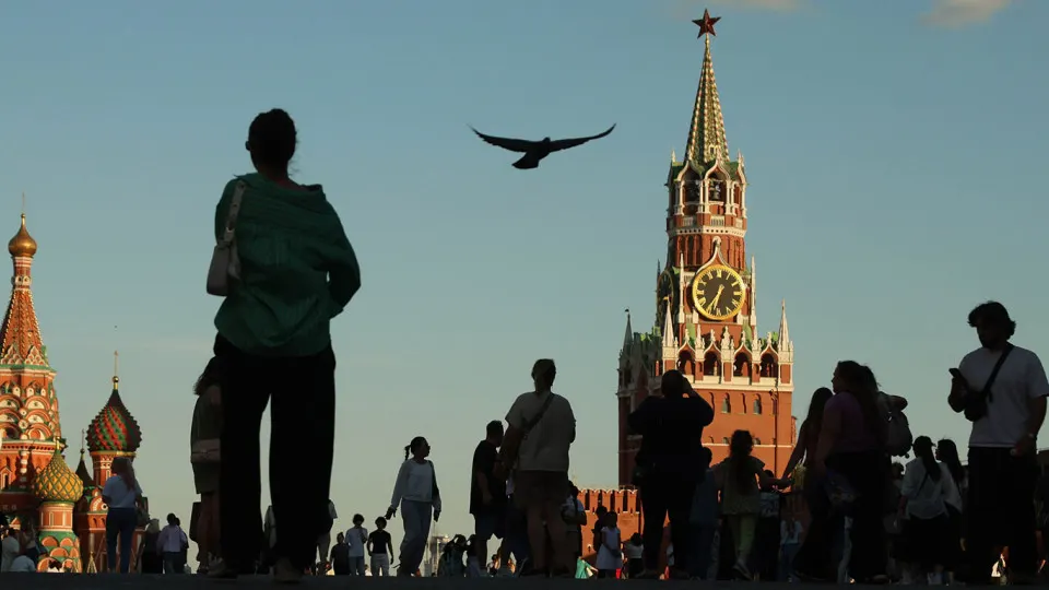 Москва и регионы Центрального федерального округа демонстрируют рост числа безработных: Москва — 98 тыс. человек (+70%), Подмосковье — 88,5 тыс. (+36%), Свердловская область — 56,8 тыс. (+84%), Челябинская область — 36,7 тыс. (+26%), Приморский край — 23,3 тыс. (+30%). По стране общий показатель около 2,2%.
