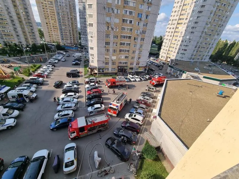 Из-за возгорания в жилом комплексе эвакуировали одного человека; пожарные привлекли 22 специалиста для тушения возгорания.