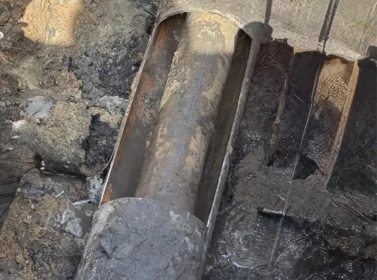 В Воронеже из‑за повреждения канализационного коллектора ограничено движение на улице Ворошилова; коммунальщики приступили к замене трубопровода.