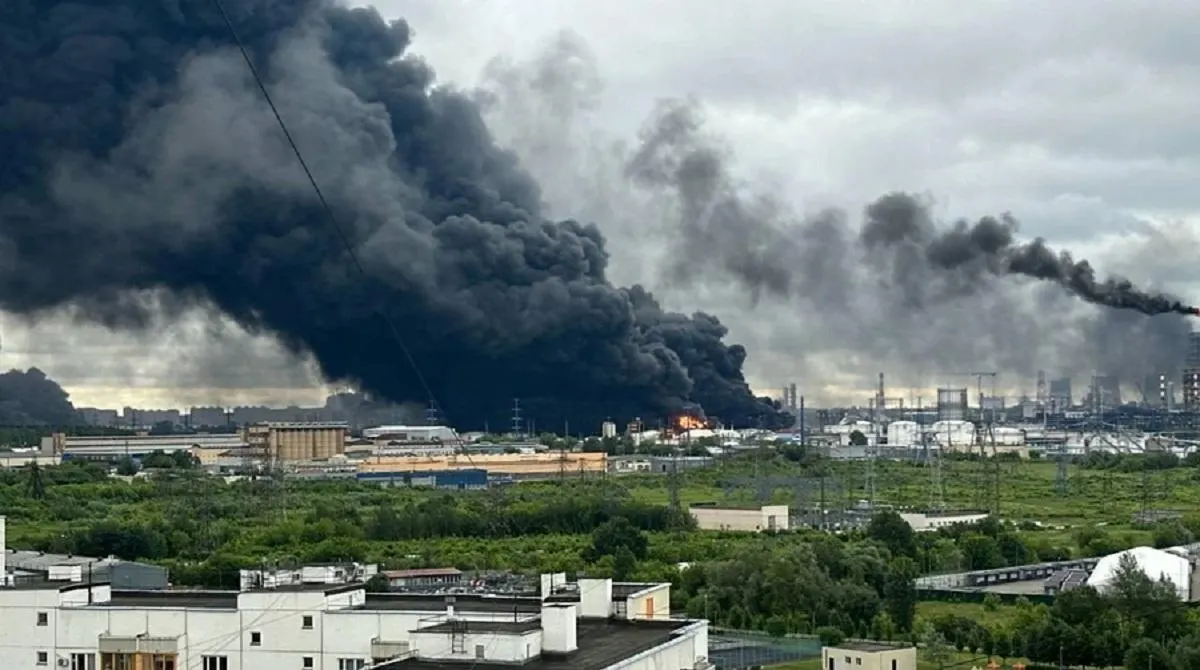 В период эскалации конфликта Украина намекает на суровую зиму для России; обсуждаются пожары на нефтеперерабатывающих заводах и реакции сторон.