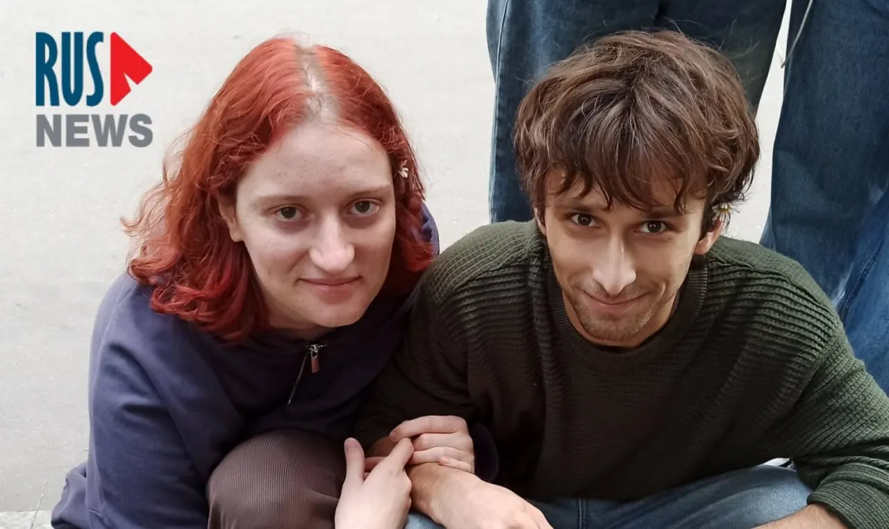 Дарья Бунькова описала, как в подъезде дома её встретили люди в гражданской одежде и потребовали открыть квартиру под угрозой применения силы; в отделении ей угрожали и оказывали давление. Также известно о помощи адвоката другим активистам и о давлении на родственников.