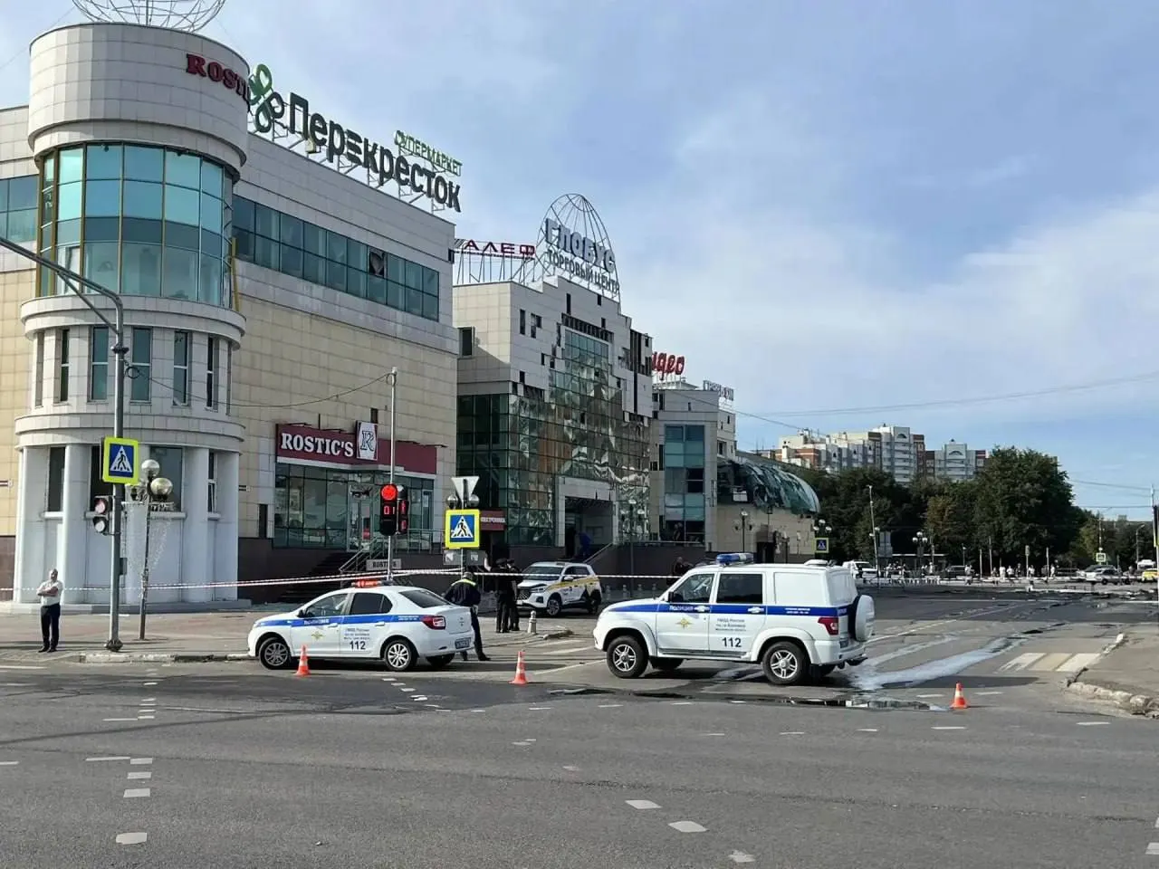 Обломки попали в жилые дома, склады и торговый центр; пострадал один мужчина, пожар ликвидирован. Жителям окажут помощь.