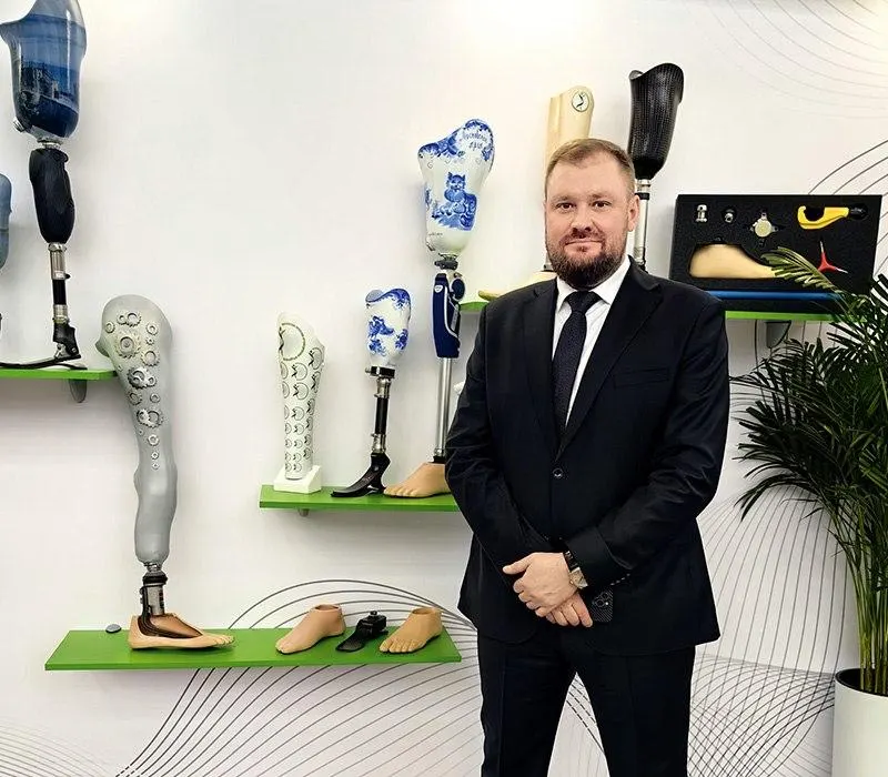 Головинский районный суд Москвы арестовал Владимира Гордеева по обвинению в особо крупном мошенничестве; расследование касается госкомпании-поставщика протезов.