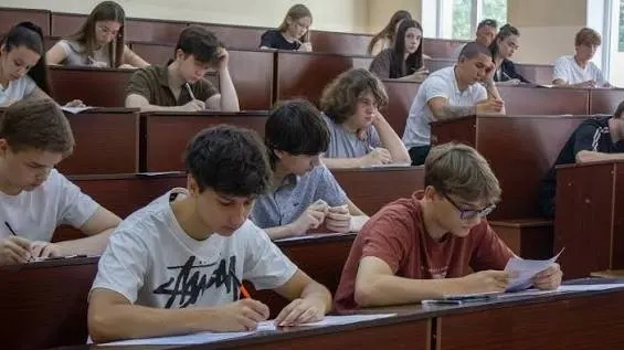 В нескольких городах продлевают набор на ординатуру; часть бюджетных мест остаётся незанятой, а новые правила об отработке влияют на планы молодых врачей.