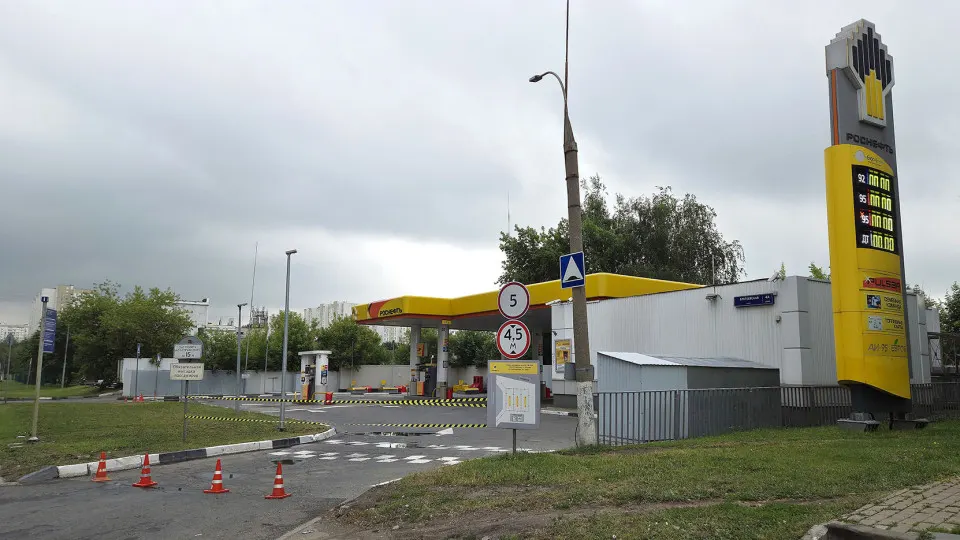 Из-за ударов по НПЗ и кризиса на рынке топлива сотни заправок прекратили работу; переработка нефти достигла многолетнего минимума, регионы столкнулись с дефицитом.