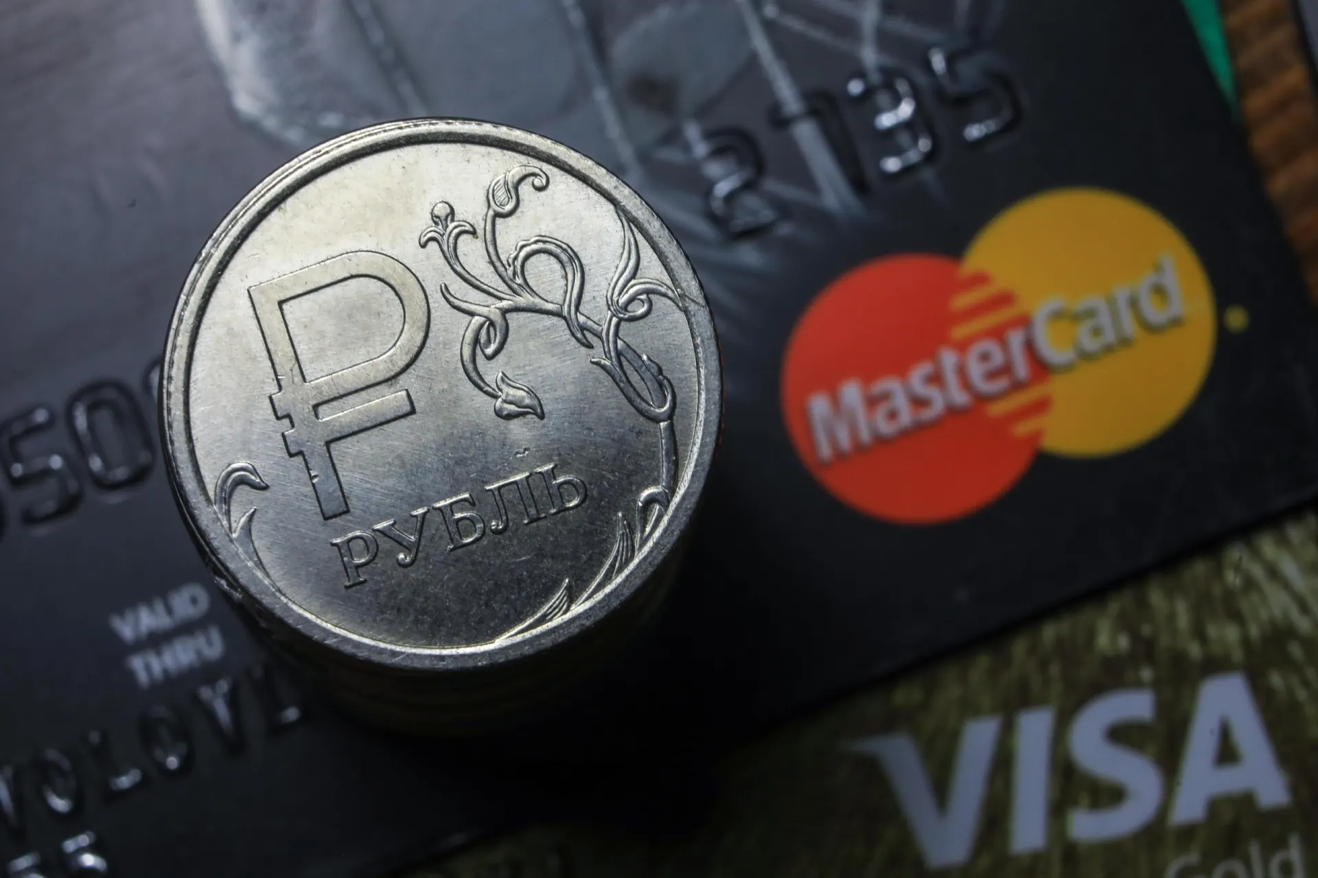 Граждане сталкиваются с трудностями при расчётах картами Visa и Mastercard и через систему быстрых платежей (СБП); разбор возможных причин и последствий.